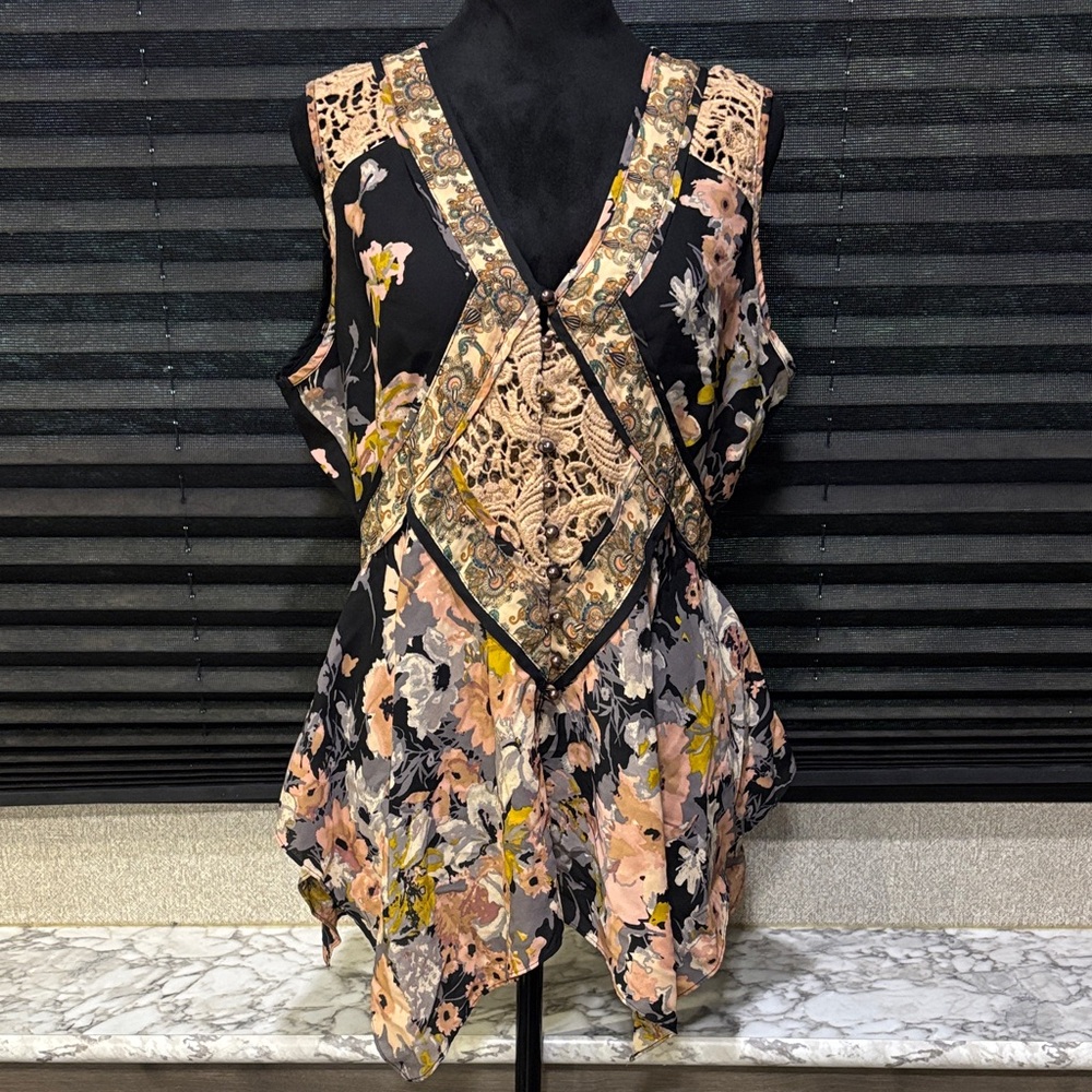 Gimmicks by BKE floral print chiffon tank top with crochet & lace SZ Medium NWT‎